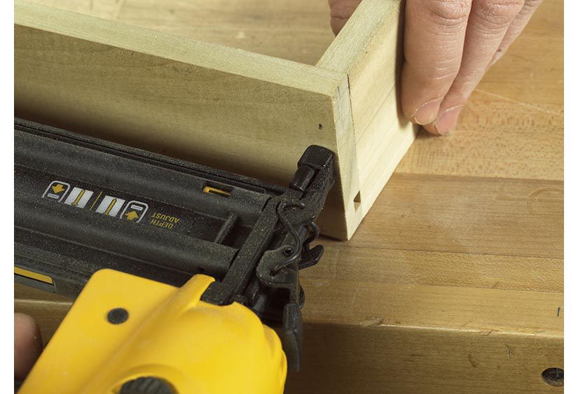 Carpinteria taller con finish nailer