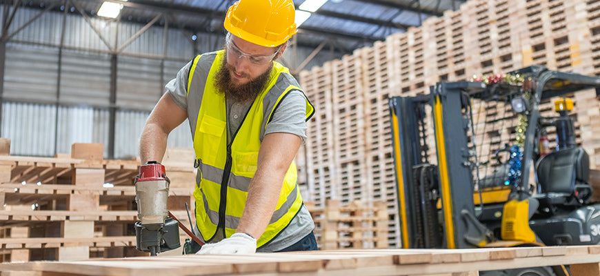 Armado de pallets con clavadora neumatica